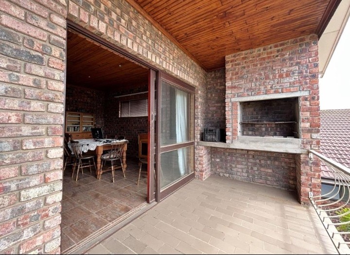 4 Bedroom Property for Sale in Wavecrest Eastern Cape
